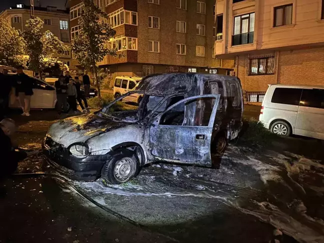 Küçükçekmece'de Park Halindeki Araç Alev Alev Yandı