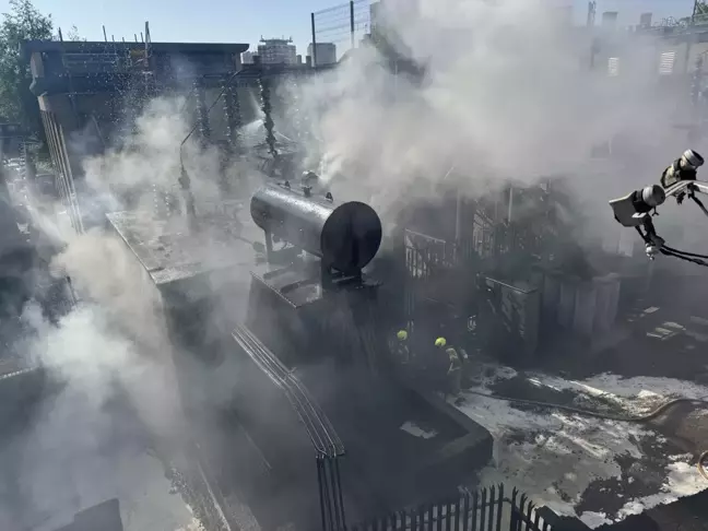 Londra'da Elektrik Trafosunda Yangın: 80 Kişi Tahliye Edildi