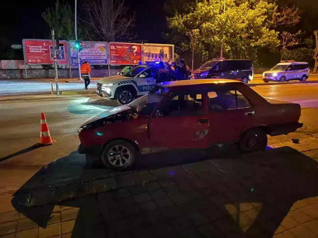 Eskişehir'de Polisin Kaçan Sürücüsü Ters Yolda Kaza Yaptı