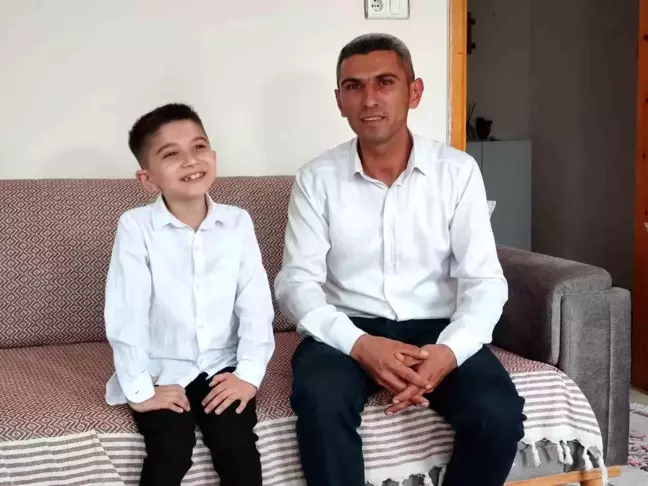 Adana'da 23 Nisan Töreninde Viral Olan Çocuk, Şarkı Söylemeyi Babasından Öğrendi