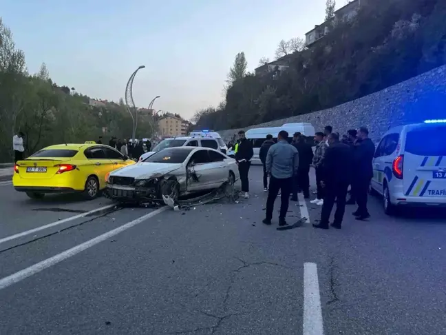 Bitlis'te minibüs ile otomobil kafa kafaya çarpıştı