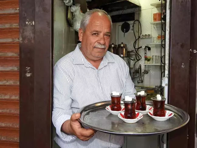 Çaycı İsmet Baba: Gaziantep'in Neşesi ve Geleneksel Çay Kültürü
