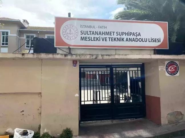 İstanbul'da 6.2 Büyüklüğündeki Deprem Sonrası İki Okul Boşaltıldı