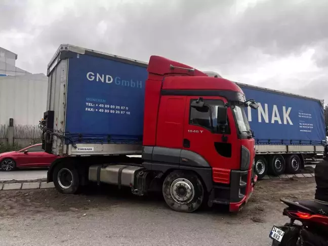 Esenyurt'ta Kontrolden Çıkan Tır, Refüje Çarptı