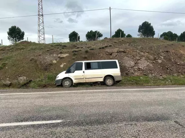 Adıyaman'da Minibüsün Şarampole Savrulması: 3 Yaralı