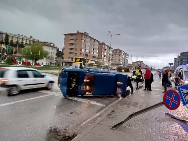 Çorum'da Trafik Kazası: Otomobil Bilgilendirme Levhasına Çarptı