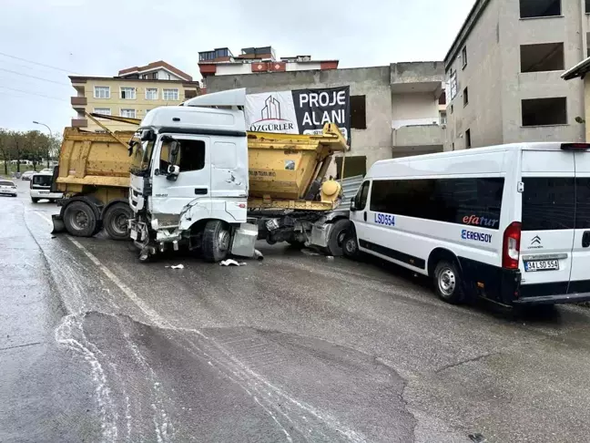 Pendik'te Kontrolden Çıkan Hafriyat Kamyonu Zincirleme Kazaya Neden Oldu