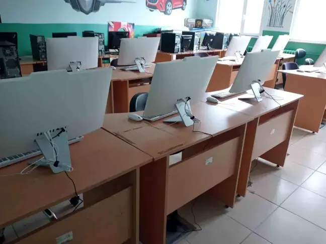 Posof Öğrencilerine Hemşehrilerinden Bilgisayar Desteği
