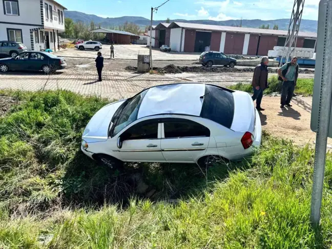 Çorum'da Menfeze Düşen Otomobilin Sürücüsü Yaralandı