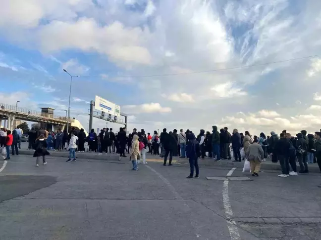 Beylikdüzü Metrobüs Son Durağında Uzun Bekleyiş