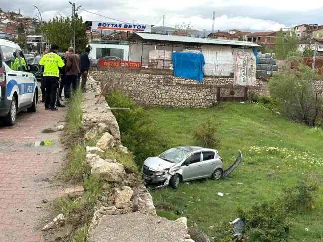 Malatya'da Otomobil Bahçeye Uçtu: 2 Yaralı
