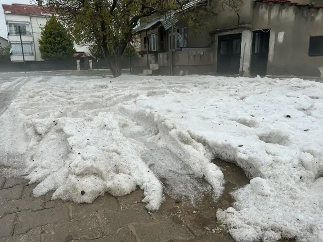 Uşak'ta Sağanak ve Dolu Yağışı Hayatı Olumsuz Etkiledi