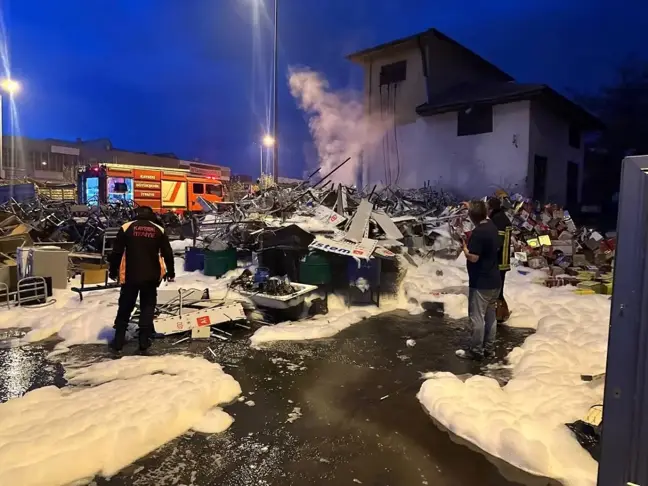 Kayseri'de Hurdalığa Yıldırım Düşmesi Sonucu Yangın Çıktı