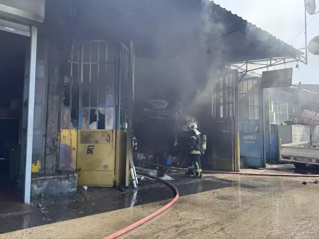 İzmit'te Oto Kilit Tamirci Dükkanında Yangın: Araç Kullanılamaz Hale Geldi
