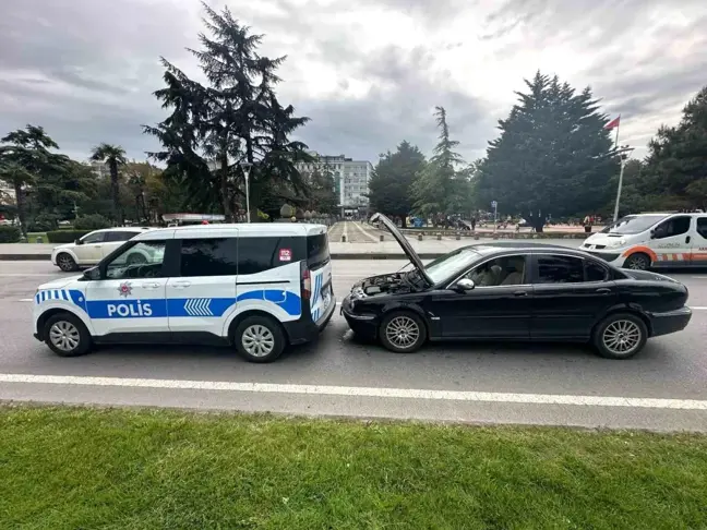 Samsun'da Polis Aracına Arkadan Çarpan Otomobil Maddi Hasara Neden Oldu