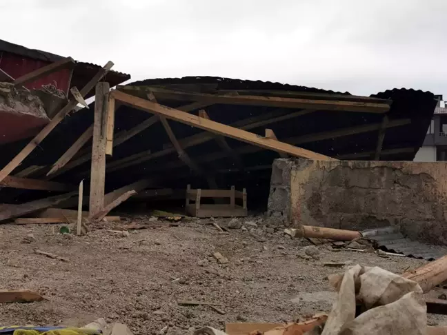 Van'da Fırtına Çatıları Uçurdu, Elektrik Direkleri Hasar Gördü