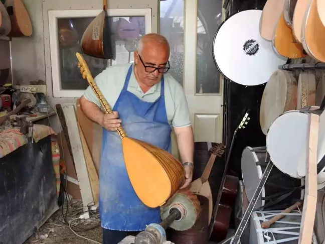 Bağlama Üretimi Yapan Usta, 35 Yıldır Çalamadığı İçin Üzüntü Yaşıyor