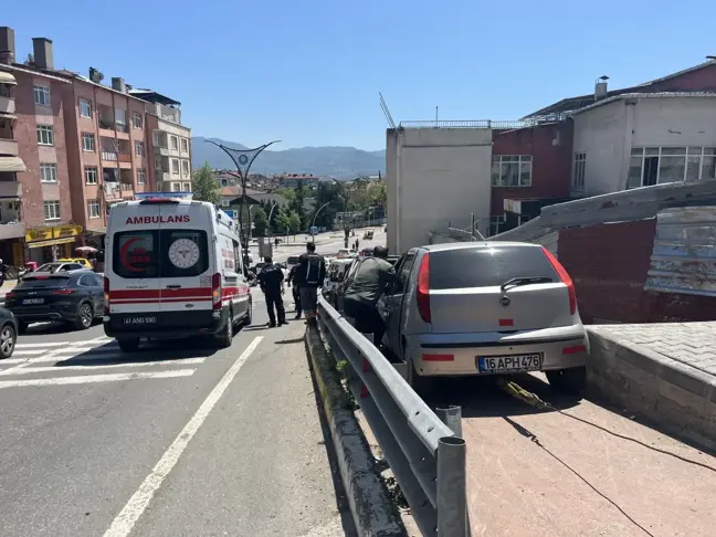 Kocaeli'de Kırmızı Işıkta Kaza: 5 Yaralı, 2'si Çocuk