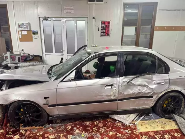 Alkollü Sürücü Camiye Daldı: 1 Yaralı