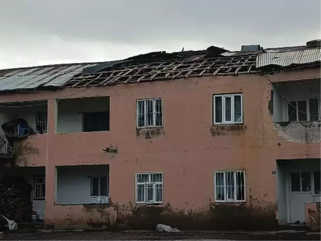 Hakkari'de Fırtına Etkili Oluyor: Çatılar Uçtu, Araçlar Hasar Gördü
