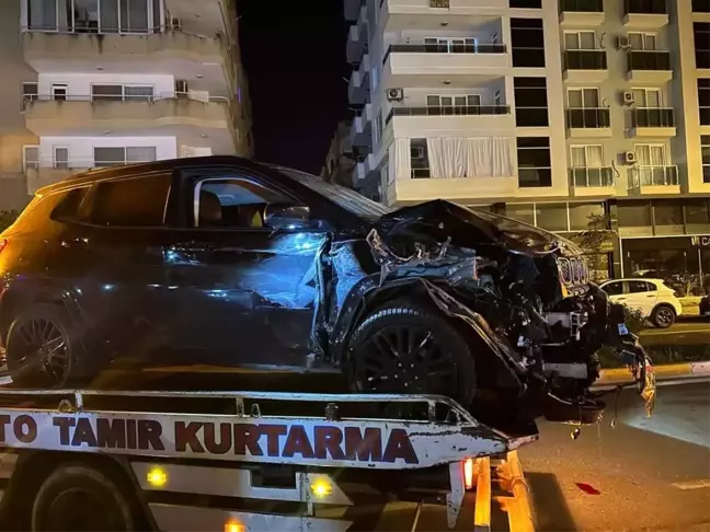 Alanya'da Alkollü Sürücü Park Halindeki Araçlara Çarptı