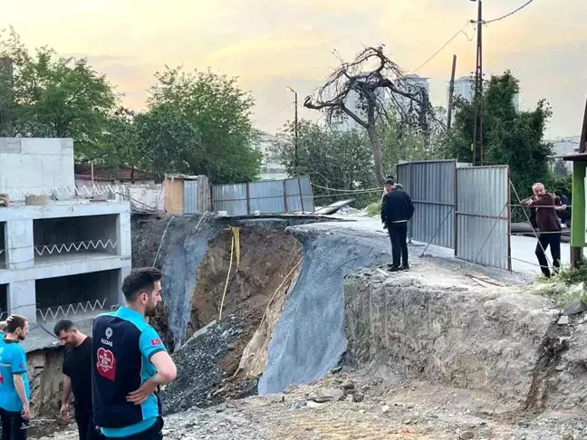 İstanbul'da İnşaat Çalışması Sırasında Yol Çöktü, Doğalgaz Hattı Hasar Gördü