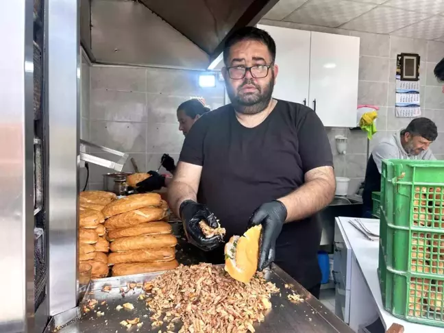 Ayhan Çelik, Babasının Ölüm Yıl Dönümünde 350 Döner Dağıttı