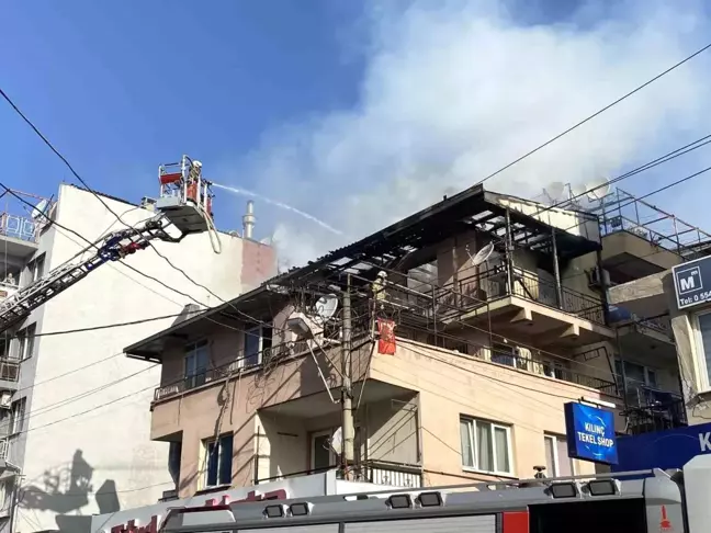 İzmir'de 4 Katlı Binanın Çatı Katında Yangın Çıktı