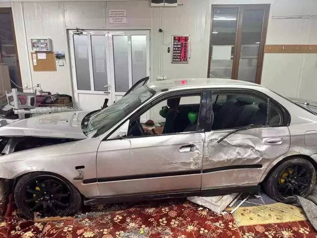 Kocaeli'de otomobil camiye daldı: 4 yaralı