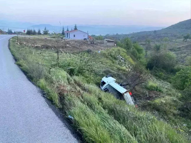 Bilecik'te Kamyonet Şarampole Yuvarlandı, Sürücü Yaralandı