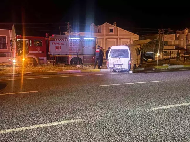 Balıkesir'de Minibüs Elektrik Direğine Çarptı: Sürücü Sıkıştı