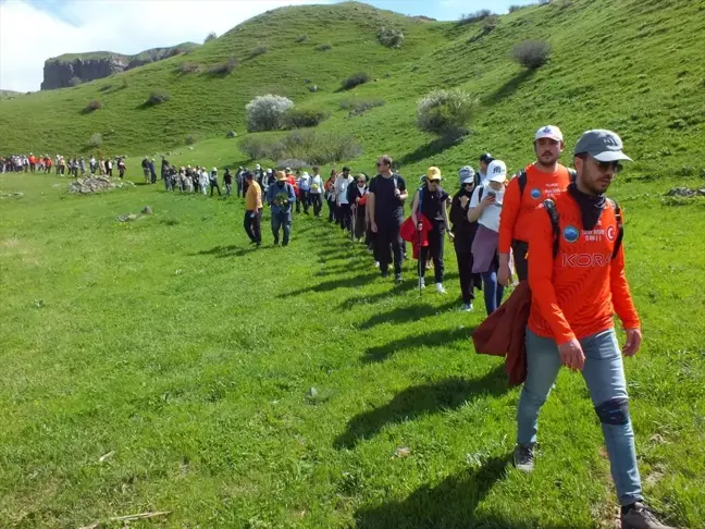 Kağızman'da 117 Doğasever Kozlu Şelalesi'nde Doğa Yürüyüşü Düzenledi