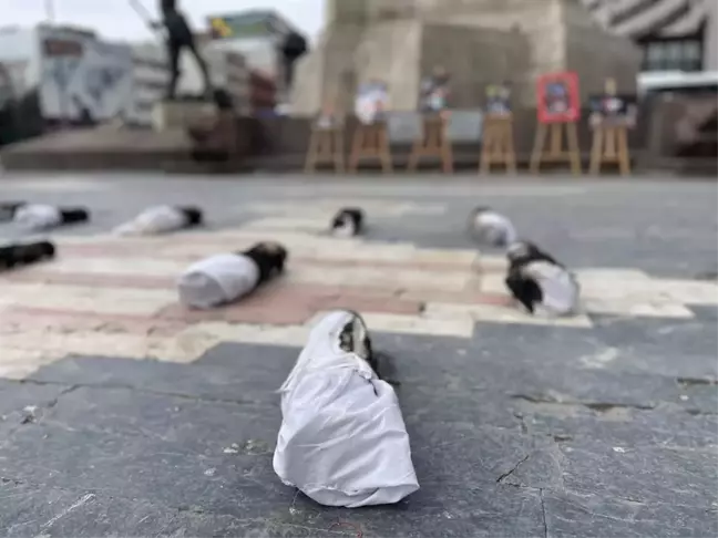 Öğretim görevlisinden Ankara'da kefenli Gazze protestosu