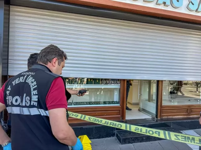 Uşak'ta Kuyumcuda Silahlı Saldırı: 2 Yaralı