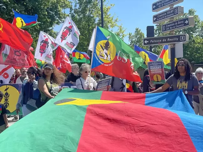 Yeni Kaledonya'nın Bağımsızlık Yanlıları için Paris'te Yürüyüş