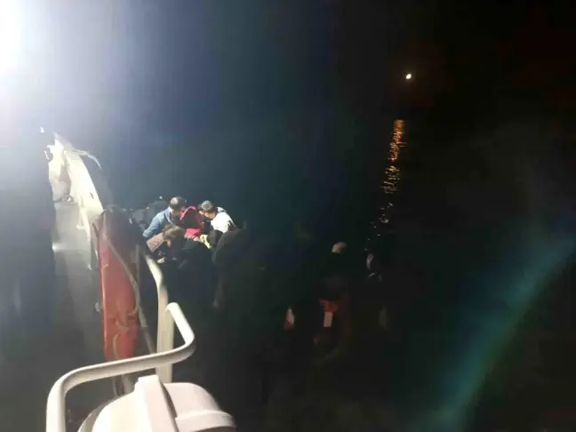 Ayvalık'ta 43 Düzensiz Göçmen ve 2 Türk Vatandaşı Yakalandı