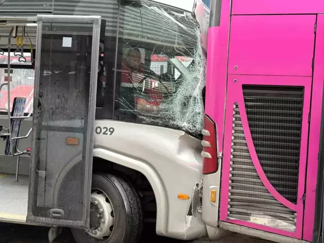 Beylikdüzü'nde Metrobüs Kazası: 1 Ölü, 20 Yaralı