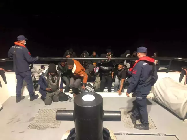 Dikili açıklarında 28 düzensiz göçmen yakalandı