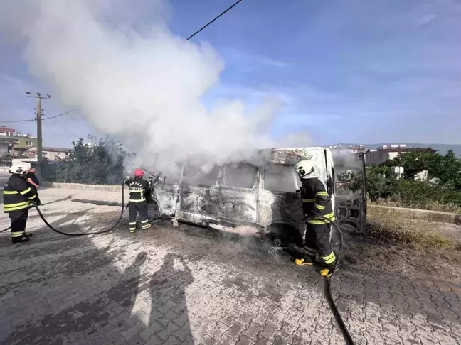 Hatay'da Hurda Minibüs Yangını