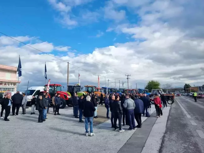 Yunanistan'da çiftçiler yol kapattı, polisle gerilim arttı