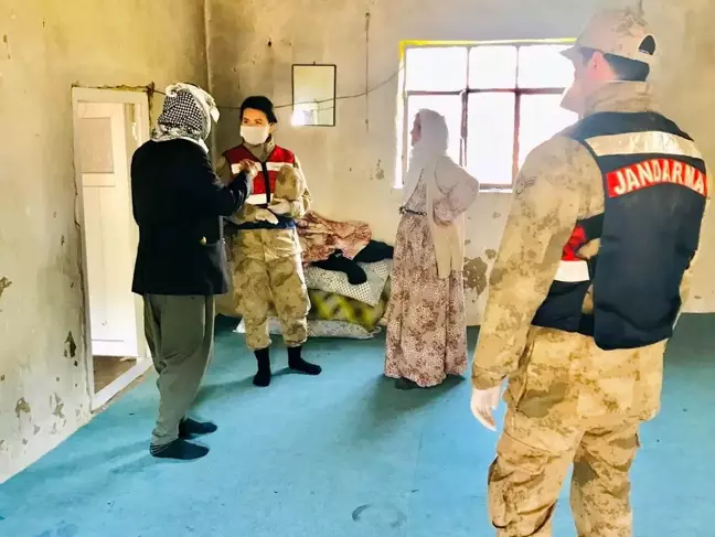 Mardin'de yaşlı çiftin ihtiyaçlarını jandarma karşıladı