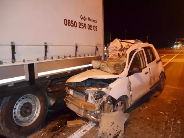 Hafif ticari araç kırmızı ışıkta bekleyen TIR'a çarptı; 1 ölü, 1 yaralı