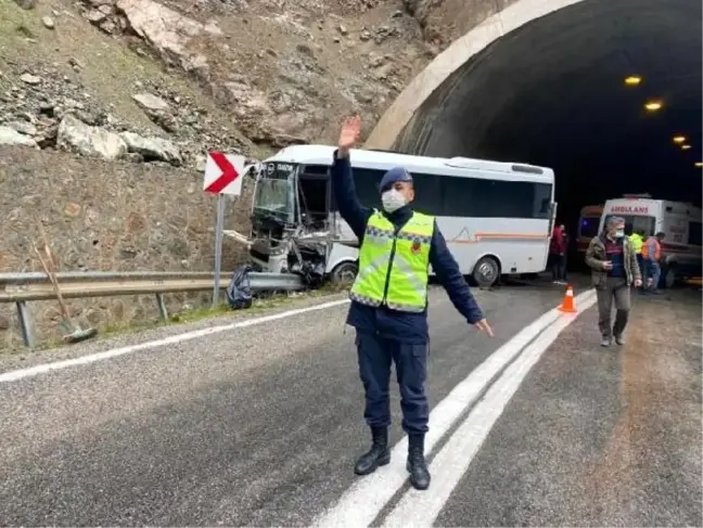 Son dakika haberi: TIR'IN DORSESİ MİDİBÜSE ÇARPTI; 6 KİŞİNİN YARALANDIĞI KAZA KAMERADA