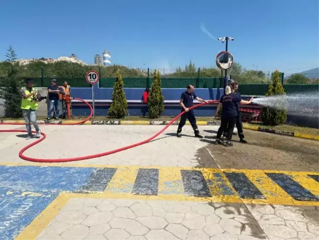 Kocaeli Büyükşehir İtfaiyesinden acil durum ekiplerine uygulamalı eğitim