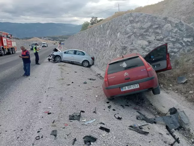 TOKAT'TA İKİ OTOMOBİL ÇARPIŞTI 4 YARALI