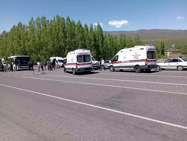 Bingöl'de halk otobüsü ile minibüs çarpıştı: 14 yaralı