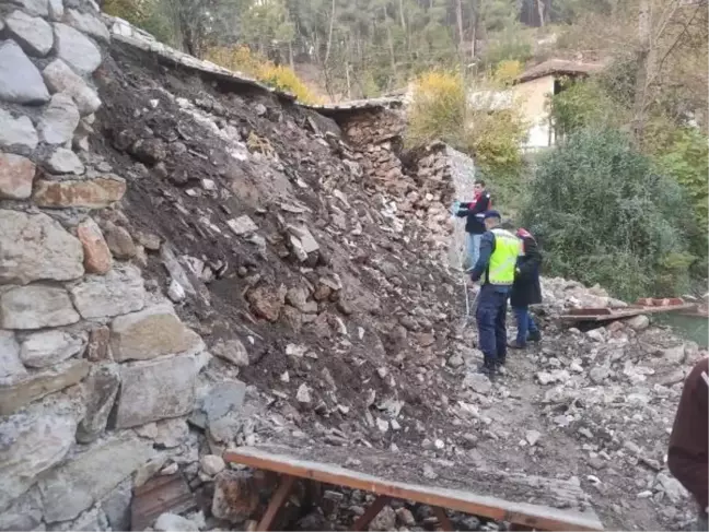 Antalya'da çöken istinat duvarı altında kalan çocuk hayatını kaybetti