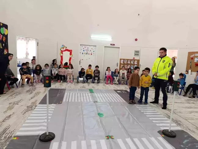 Hakkari'de 'Trafik Dedektifleri' Projesiyle Öğrencilere Trafik Eğitimi Verildi