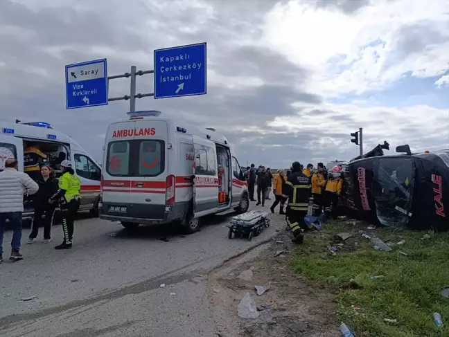 Tekirdağ'da minibüs ile tır çarpıştı, kaza yerine çok sayıda sağlık ekibi ve ambulans sevk edildi