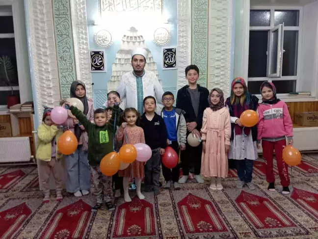 Konya'da çocuklara teravih namazı sonrası hediyeler verildi